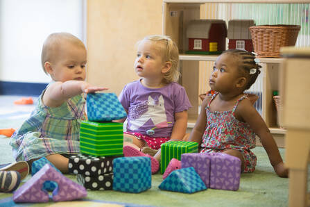 Preschoolers with blocks